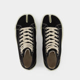 Sneakers Tabi High T  in Black and White Leather