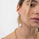 Knot Pearl Drop Earrings en plated gold