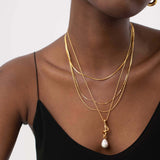 Knot Pearl Drop Necklace en plated gold